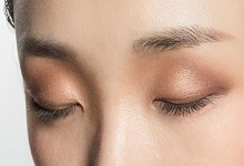 What lipstick to match with orange eye shadow？